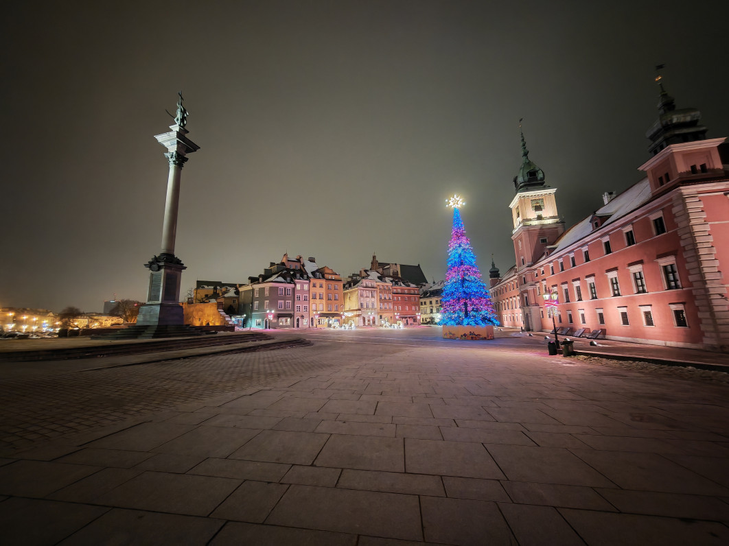 1/7 s, f/2, ISO 2500, Moduł ultraszerokokątny 0,7x