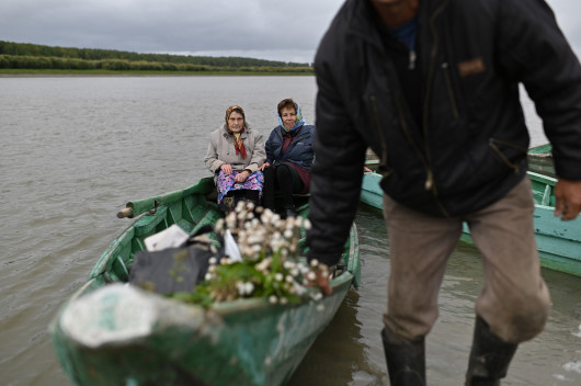 fot. Alexey Malgavko Uminur Kuczukowa (61) mogła pójść lata temu na emeryturę, jednak wciąż uczy w niegdyś tętniącej życiem szkole w powoli wymierającej rosyjskiej wsi. Jej jedynym uczniem jest obecnie 9-letni chłopiec. Kiedy wyjedzie w przyszłym roku, szkoła zostanie zamknięta. Podobnie jak tysiące innych wsi rozsianych po całej Rosji, odległa syberyjska wioska wyludniła się po zamknięciu lokalnego kołchozu, co było efektem załamania się radzieckiego systemu gospodarki planowej. Zaczęło brakować pracy. Ludzie uciekali z wioski całymi grupami. W swoim świetlanym okresie, jaki przypadał na lata 70., szkoła podstawowa w Sibiliakowie  miała cztery klasy i po ok. 18 uczniów w każdej z nich. We wsi żyło wówczas 550 mieszkańców. Kuczukowa przepracowała w szkole 42 lata. Dzisiaj, w sąsiedztwie jej domu stoją ze wszystkich stron opuszczone domy. Liczba ludności skurczyła się do 39 osób, a jedynym uczniem w szkole jest  Rawił Iżmuhametow. Kuczukowa kupiła dom w mieście Tara położonym od wioski o jakieś 50 kilometrów (30 mil). Pod koniec roku szkolnego, kiedy tylko uzna, że Iżmuhametow jest wystarczająco duży, by jeżdzić na lekcje do sąsiedniej wioski, chce się przenieść z mężem do domu w Tarze, by tam spędzić emeryturę. Do najbliższej szkoły trzeba będzie się wtedy dostać podróżując pół godziny łodzią po wzburzonych wodach rzeki Irtysz, a potem jeszcze dwadzieścia minut szkolnym autobusem. Rodzice  Iżmuhametowa są rolnikami i mają swoje zwierzęta gospodarskie, ale nie chcą, by ich syn po dorośnięciu został na wsi. „Nasze najstarsze dzieci mieszkają w mieście, i jest nam z tym dobrze”, mówi  Dinar Iżmuhametowa (48). „Teraz szkoła będzie stała pusta i nikomu niepotrzebna, jak we wszystkich wioskach naokoło, podczas gdy ludzie w mieście nie mogą znaleźć miejsca w przedszkolu dla swoich dzieci i od momentu ich urodzin są w kolejce do miejsca”. Nawet kiedy ona sama przeprowadzi się wreszcie do Tary, nie zostawi swojej przeszłości za sobą. „Tu są pochowani moi rodzice, tu jest cząstka mojego życia. Tu będziemy spędzali każdy dzień pamięci o przodkach, tak jak inni, którzy przyjeżdżają wspominać tych, którzy odeszli... Będziemy przyjeżdżali po to, by zajmować się ich grobami”.