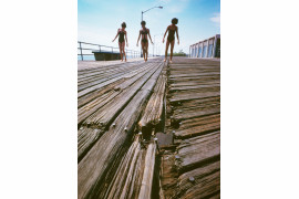 fot. Neal Boenzi, "Girls on Splintered Boardwalk", South Beach / NYC Park Photo Archive