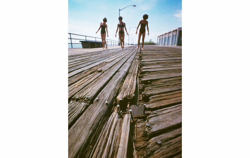 fot. Neal Boenzi, Girls on Splintered Boardwalk, South Beach / NYC Park Photo Archive