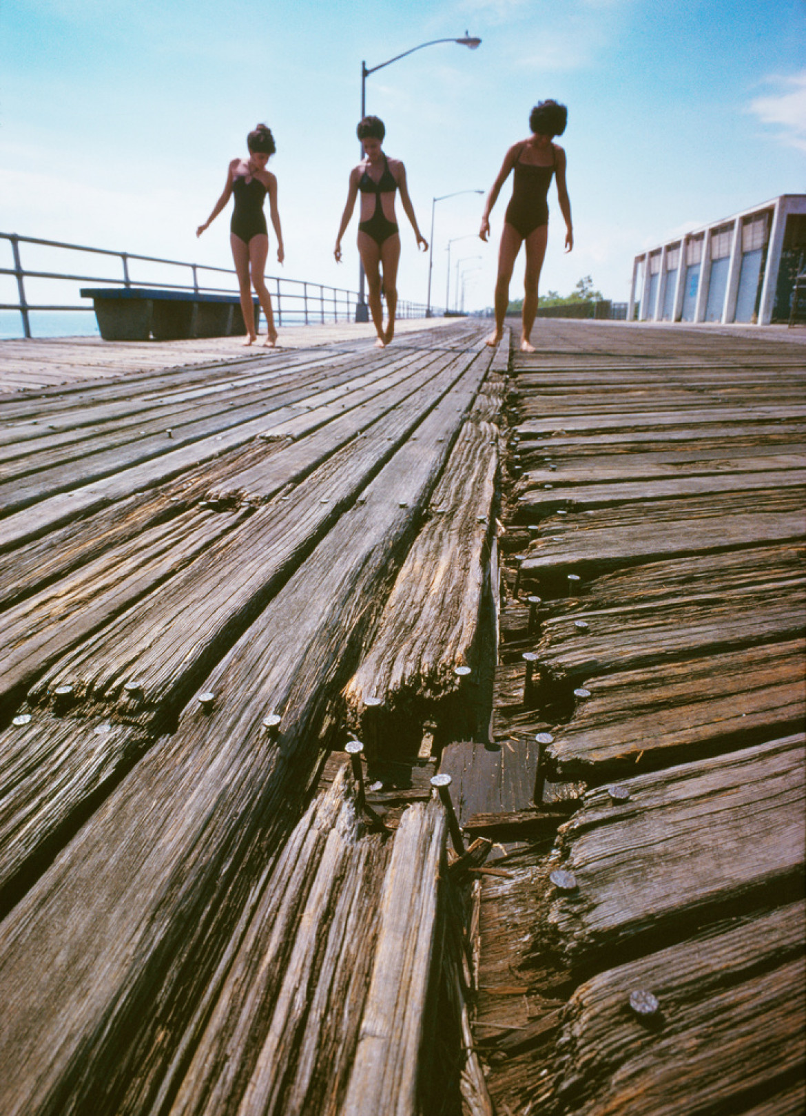fot. Neal Boenzi, "Girls on Splintered Boardwalk", South Beach / NYC Park Photo Archive