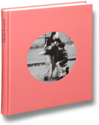Adam Broomberg & Oliver Chanarin "People In Trouble Laughing Pushed To The Ground" - recenzja