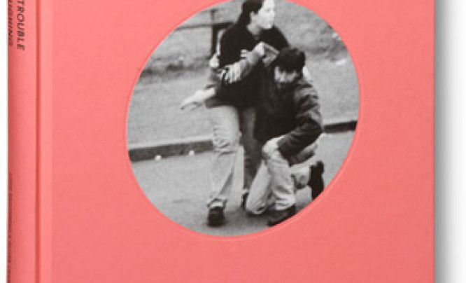  Adam Broomberg & Oliver Chanarin "People In Trouble Laughing Pushed To The Ground" - recenzja