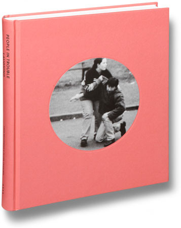 Adam Broomberg & Oliver Chanarin "People In Trouble Laughing Pushed To The Ground" - recenzja