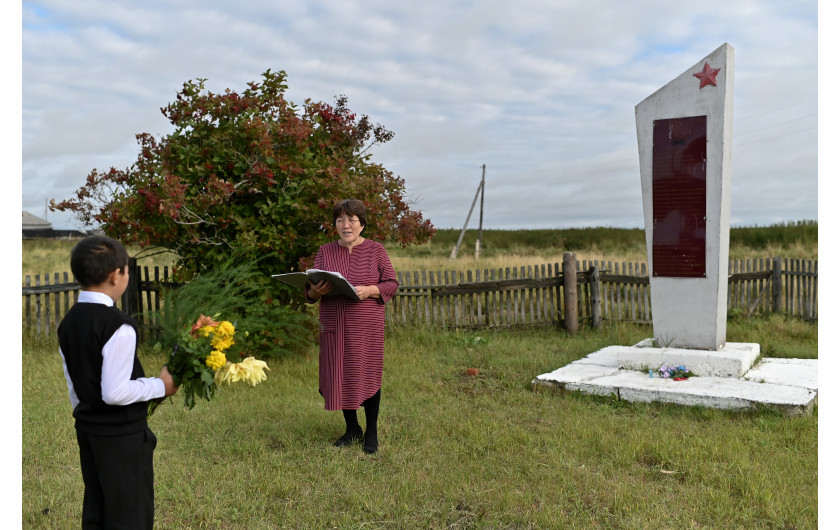 fot. Alexey Malgavko Uminur Kuczukowa (61) mogła pójść lata temu na emeryturę, jednak wciąż uczy w niegdyś tętniącej życiem szkole w powoli wymierającej rosyjskiej wsi. Jej jedynym uczniem jest obecnie 9-letni chłopiec. Kiedy wyjedzie w przyszłym roku, szkoła zostanie zamknięta. Podobnie jak tysiące innych wsi rozsianych po całej Rosji, odległa syberyjska wioska wyludniła się po zamknięciu lokalnego kołchozu, co było efektem załamania się radzieckiego systemu gospodarki planowej. Zaczęło brakować pracy. Ludzie uciekali z wioski całymi grupami. W swoim świetlanym okresie, jaki przypadał na lata 70., szkoła podstawowa w Sibiliakowie  miała cztery klasy i po ok. 18 uczniów w każdej z nich. We wsi żyło wówczas 550 mieszkańców. Kuczukowa przepracowała w szkole 42 lata. Dzisiaj, w sąsiedztwie jej domu stoją ze wszystkich stron opuszczone domy. Liczba ludności skurczyła się do 39 osób, a jedynym uczniem w szkole jest  Rawił Iżmuhametow. Kuczukowa kupiła dom w mieście Tara położonym od wioski o jakieś 50 kilometrów (30 mil). Pod koniec roku szkolnego, kiedy tylko uzna, że Iżmuhametow jest wystarczająco duży, by jeżdzić na lekcje do sąsiedniej wioski, chce się przenieść z mężem do domu w Tarze, by tam spędzić emeryturę. Do najbliższej szkoły trzeba będzie się wtedy dostać podróżując pół godziny łodzią po wzburzonych wodach rzeki Irtysz, a potem jeszcze dwadzieścia minut szkolnym autobusem. Rodzice  Iżmuhametowa są rolnikami i mają swoje zwierzęta gospodarskie, ale nie chcą, by ich syn po dorośnięciu został na wsi. „Nasze najstarsze dzieci mieszkają w mieście, i jest nam z tym dobrze”, mówi  Dinar Iżmuhametowa (48). „Teraz szkoła będzie stała pusta i nikomu niepotrzebna, jak we wszystkich wioskach naokoło, podczas gdy ludzie w mieście nie mogą znaleźć miejsca w przedszkolu dla swoich dzieci i od momentu ich urodzin są w kolejce do miejsca”. Nawet kiedy ona sama przeprowadzi się wreszcie do Tary, nie zostawi swojej przeszłości za sobą. „Tu są pochowani moi rodzice, tu jest cząstka mojego życia. Tu będziemy spędzali każdy dzień pamięci o przodkach, tak jak inni, którzy przyjeżdżają wspominać tych, którzy odeszli... Będziemy przyjeżdżali po to, by zajmować się ich grobami”.