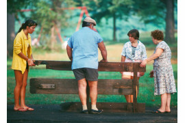 fot. Ed Hausner, "Family Salvages Picnic Table", nieznane miejsce / NYC Park Photo Archive