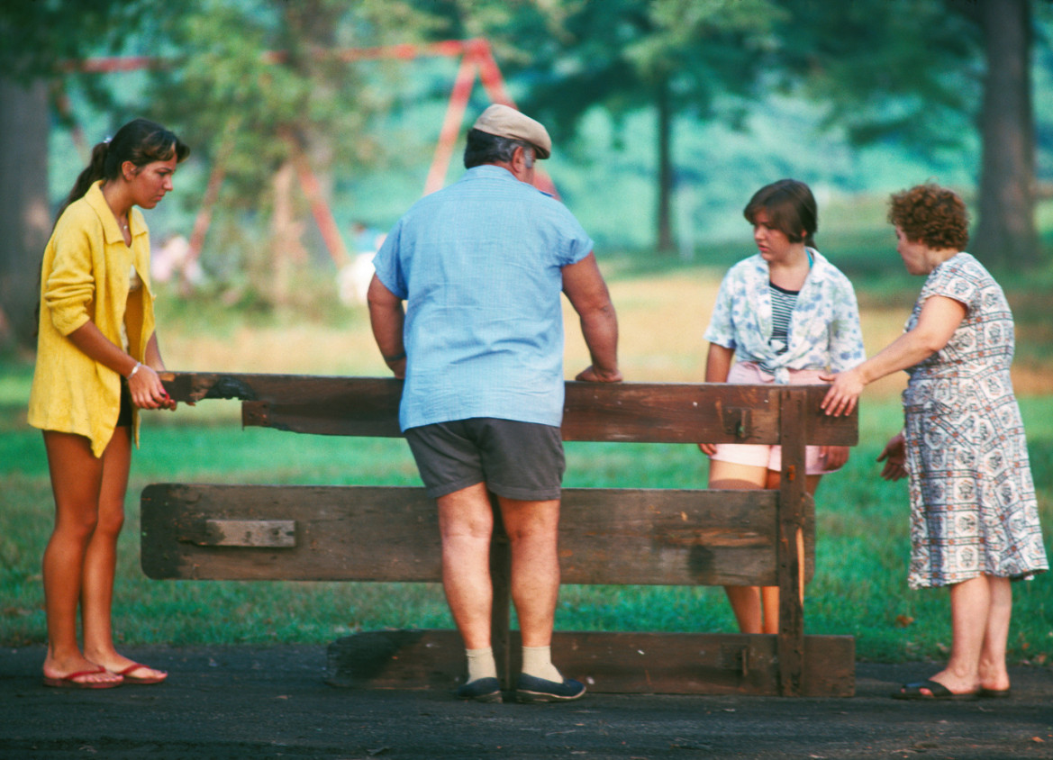 fot. Ed Hausner, "Family Salvages Picnic Table", nieznane miejsce / NYC Park Photo Archive