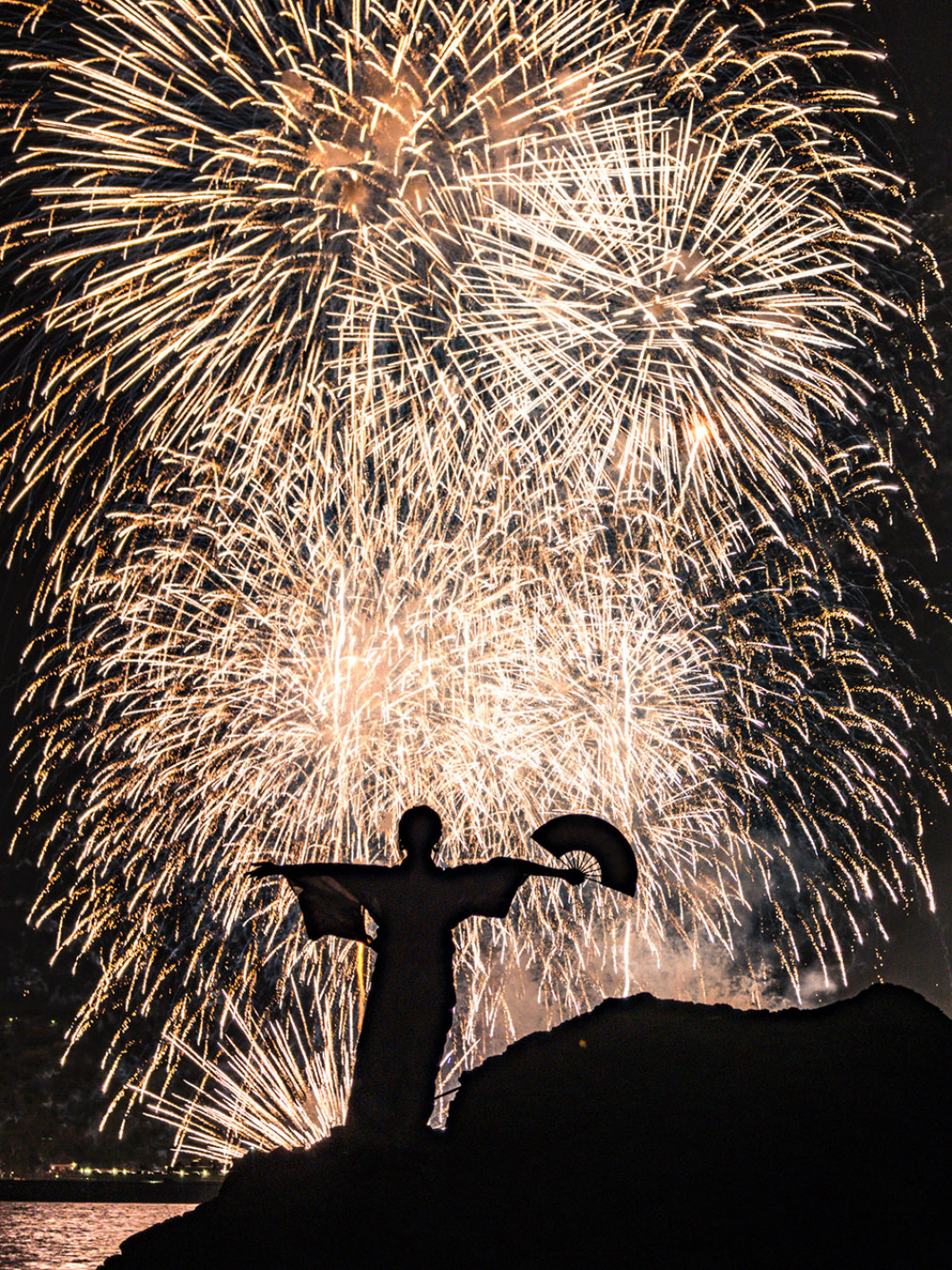 Fot. Uesan Aliace, "Golden Rite", 1. miejsce w kat. Silhouettes / Mobile Photography Awards 2025 