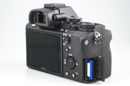 Sony A7 II - slot na kartę pamięci