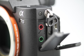 Sony A7 II - klapki skrywające wejścia na złącza
