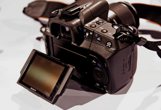po raz pierwszy w lustrzankach Sony odchylany ekran LCD