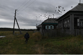 fot. Alexey Malgavko<br></br><br></br> Uminur Kuczukowa (61) mogła pójść lata temu na emeryturę, jednak wciąż uczy w niegdyś tętniącej życiem szkole w powoli wymierającej rosyjskiej wsi. Jej jedynym uczniem jest obecnie 9-letni chłopiec. Kiedy wyjedzie w przyszłym roku, szkoła zostanie zamknięta. Podobnie jak tysiące innych wsi rozsianych po całej Rosji, odległa syberyjska wioska wyludniła się po zamknięciu lokalnego kołchozu, co było efektem załamania się radzieckiego systemu gospodarki planowej. Zaczęło brakować pracy. Ludzie uciekali z wioski całymi grupami. W swoim świetlanym okresie, jaki przypadał na lata 70., szkoła podstawowa w Sibiliakowie  miała cztery klasy i po ok. 18 uczniów w każdej z nich. We wsi żyło wówczas 550 mieszkańców. Kuczukowa przepracowała w szkole 42 lata. Dzisiaj, w sąsiedztwie jej domu stoją ze wszystkich stron opuszczone domy. Liczba ludności skurczyła się do 39 osób, a jedynym uczniem w szkole jest  Rawił Iżmuhametow. Kuczukowa kupiła dom w mieście Tara położonym od wioski o jakieś 50 kilometrów (30 mil). Pod koniec roku szkolnego, kiedy tylko uzna, że Iżmuhametow jest wystarczająco duży, by jeżdzić na lekcje do sąsiedniej wioski, chce się przenieść z mężem do domu w Tarze, by tam spędzić emeryturę. Do najbliższej szkoły trzeba będzie się wtedy dostać podróżując pół godziny łodzią po wzburzonych wodach rzeki Irtysz, a potem jeszcze dwadzieścia minut szkolnym autobusem. Rodzice  Iżmuhametowa są rolnikami i mają swoje zwierzęta gospodarskie, ale nie chcą, by ich syn po dorośnięciu został na wsi. „Nasze najstarsze dzieci mieszkają w mieście, i jest nam z tym dobrze”, mówi  Dinar Iżmuhametowa (48). „Teraz szkoła będzie stała pusta i nikomu niepotrzebna, jak we wszystkich wioskach naokoło, podczas gdy ludzie w mieście nie mogą znaleźć miejsca w przedszkolu dla swoich dzieci i od momentu ich urodzin są w kolejce do miejsca”. Nawet kiedy ona sama przeprowadzi się wreszcie do Tary, nie zostawi swojej przeszłości za sobą. „Tu są pochowani moi rodzice, tu jest cząstka mojego życia. Tu będziemy spędzali każdy dzień pamięci o przodkach, tak jak inni, którzy przyjeżdżają wspominać tych, którzy odeszli... Będziemy przyjeżdżali po to, by zajmować się ich grobami”.