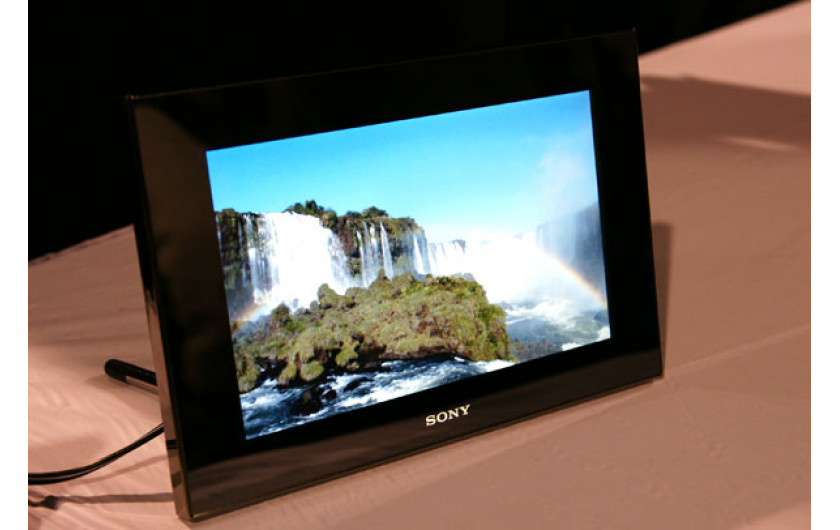 Sony - potentat w produkcji LCD - stosunkowo późno zainteresował się rynkiem cyfrowych ramek 