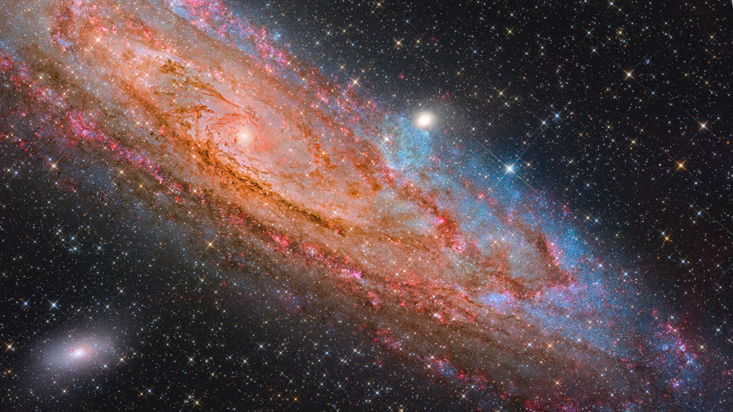 Fot. Chuhong Yu i Zuoming Wang, "The Crimson Vortex and Sapphire Blossoms of Andromeda", nominacja w kat. Galaxies / 