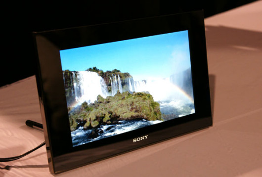Sony - potentat w produkcji LCD - stosunkowo późno zainteresował się rynkiem cyfrowych ramek 