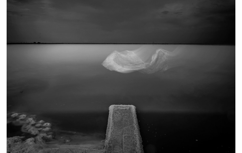 fot. Patrick Desgaupes, z cyklu Unveiled Memories, 3. nagroda w kategorii Fine Art / Monovisions Photography Awards 2019