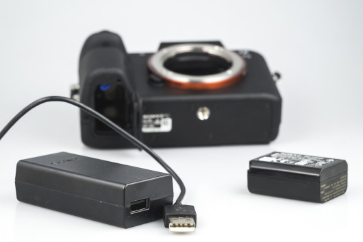 Sony A7 II - kabel sieciowy i bateria