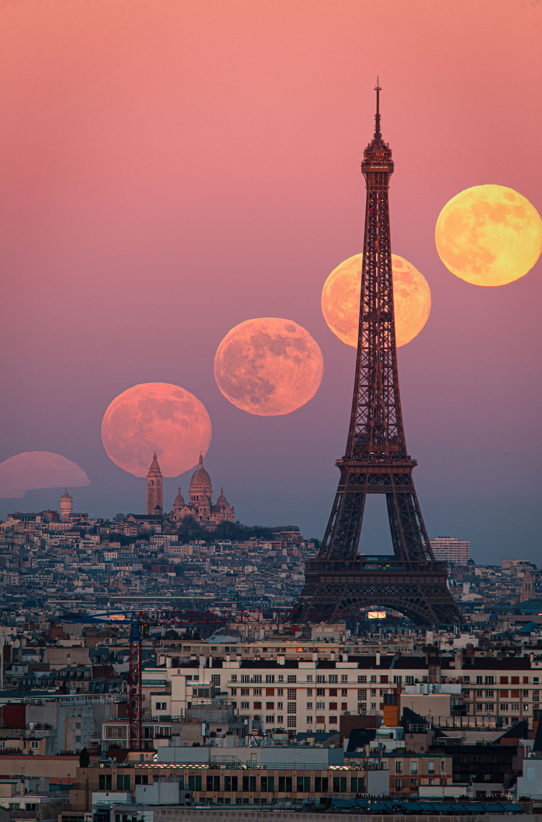 Fot. Martin Giraud, "Supermoon Path Over Paris at Sunset", nominacja w kat. Our Moon / 