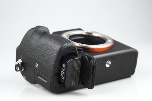 Sony A7 II - kabel sieciowy i bateria