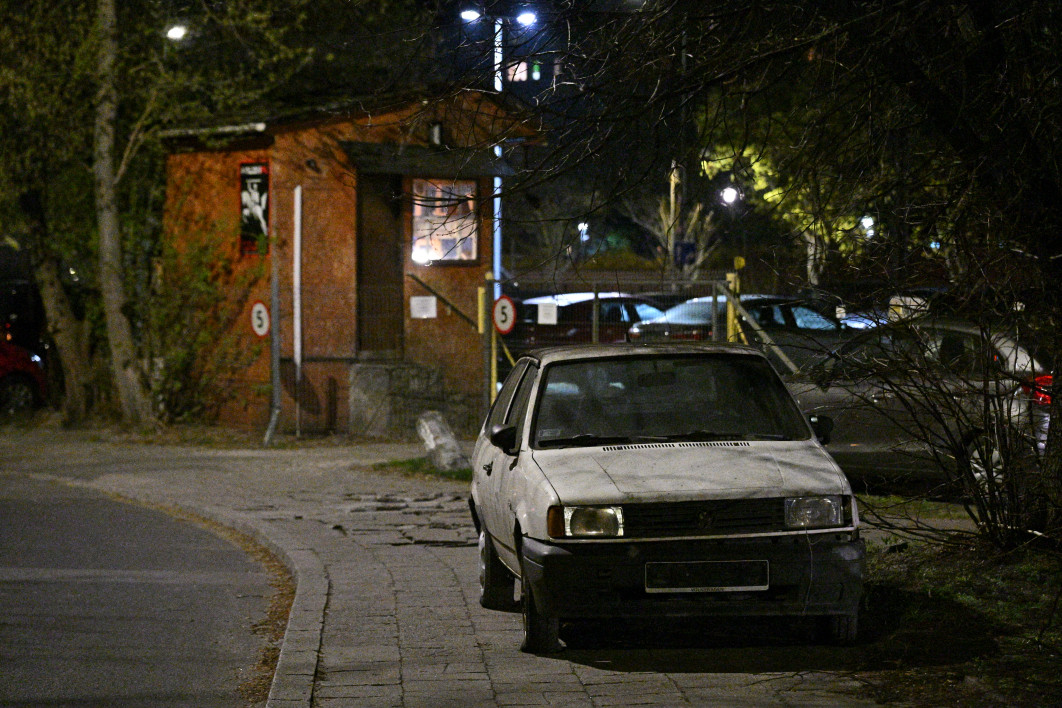 1/100 s, f/5, ISO 51200, 120.0 mm