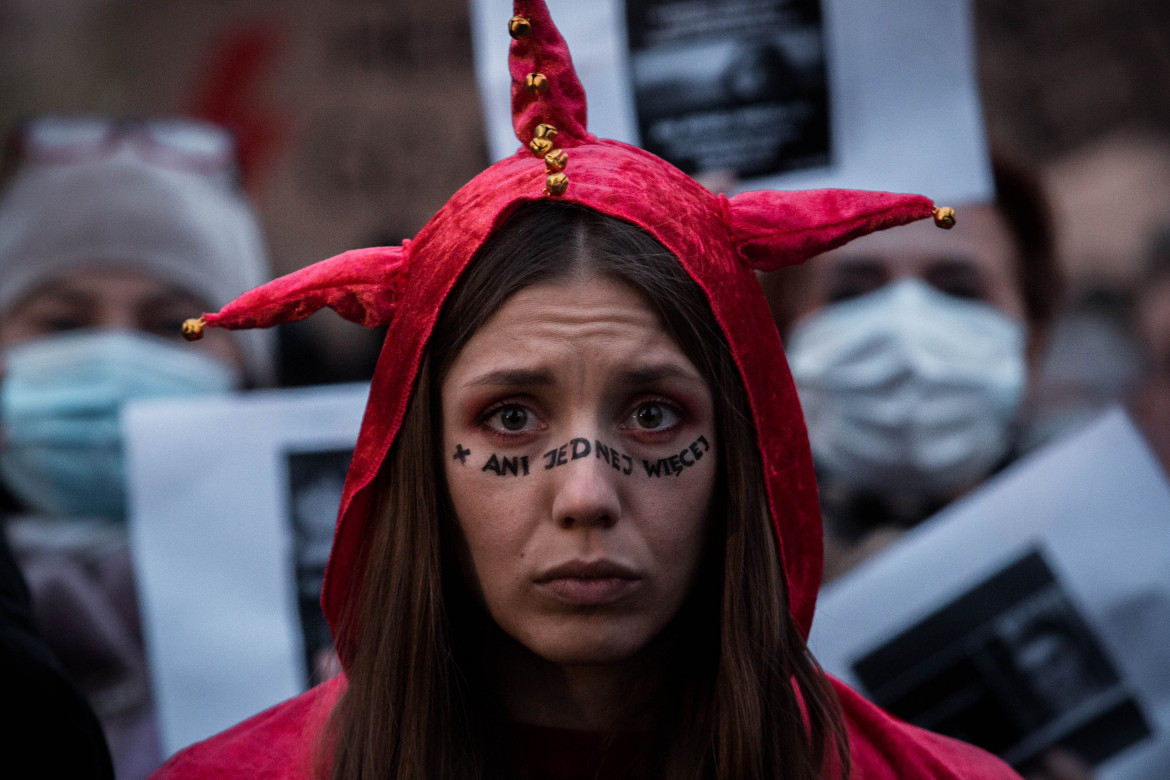 fot. Ada Bochenek, Protest pod hasłem ''Ani jednej więcej. Marsz dla Izy'' po śmierci 30-letniej Izy z Pszczyny, Kraków, 7 listopada 2021