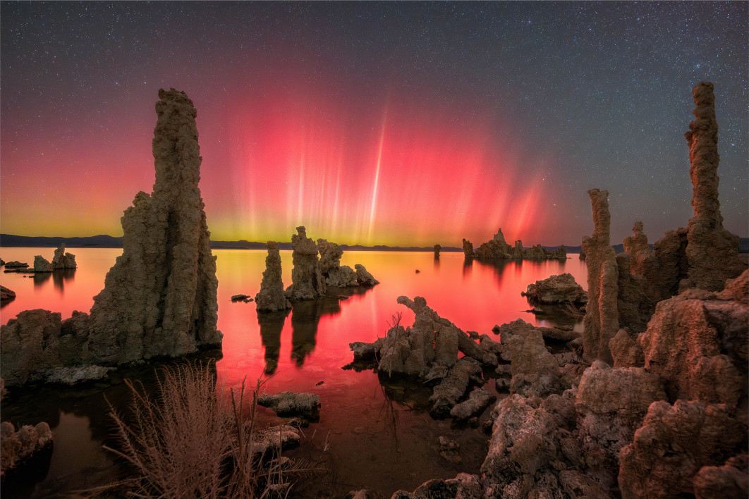 Fot. Dan Zafra, &quot;Aurora Over Mono Lake: A Rare Dance of Light&quot;, wyróżnienie w kat. Aurorae / ZWO Astronomy Photographer of the Year 2025