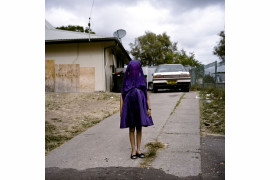 Laurinda czeka na autobus, który zabierze ją do szkółki niedzielnej. Dziewczyna jest jedną z wielu młodych kobiet z odizolowanych społecznie środowisk w Australii, które borykają się z ubóstwem, rasizmem i uzależnieniami. Fot. Raphaela Rosella, Australia, Oculi