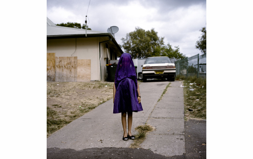 Laurinda czeka na autobus, który zabierze ją do szkółki niedzielnej. Dziewczyna jest jedną z wielu młodych kobiet z odizolowanych społecznie środowisk w Australii, które borykają się z ubóstwem, rasizmem i uzależnieniami. Fot. Raphaela Rosella, Australia, Oculi