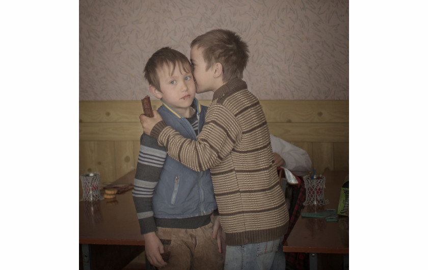 Bracia bliźniacy Igor i Artur rozdają czekoladki kolegom, świętując w ten sposób swoje dziewiąte urodziny. Gdy mieli dwa lata, ich matka wyjechała do pracy w Moskwie, po pewnym czasie zmarła. Chłopcy nie mają ojca. Są jednymi z tysięcy dzieci wychowujących się na mołdawskiej wsi bez rodziców. Fot. Åsa Sjöström, Szwecja, Moment Agency / INSTITUTE dla Socionomen / UNICEF