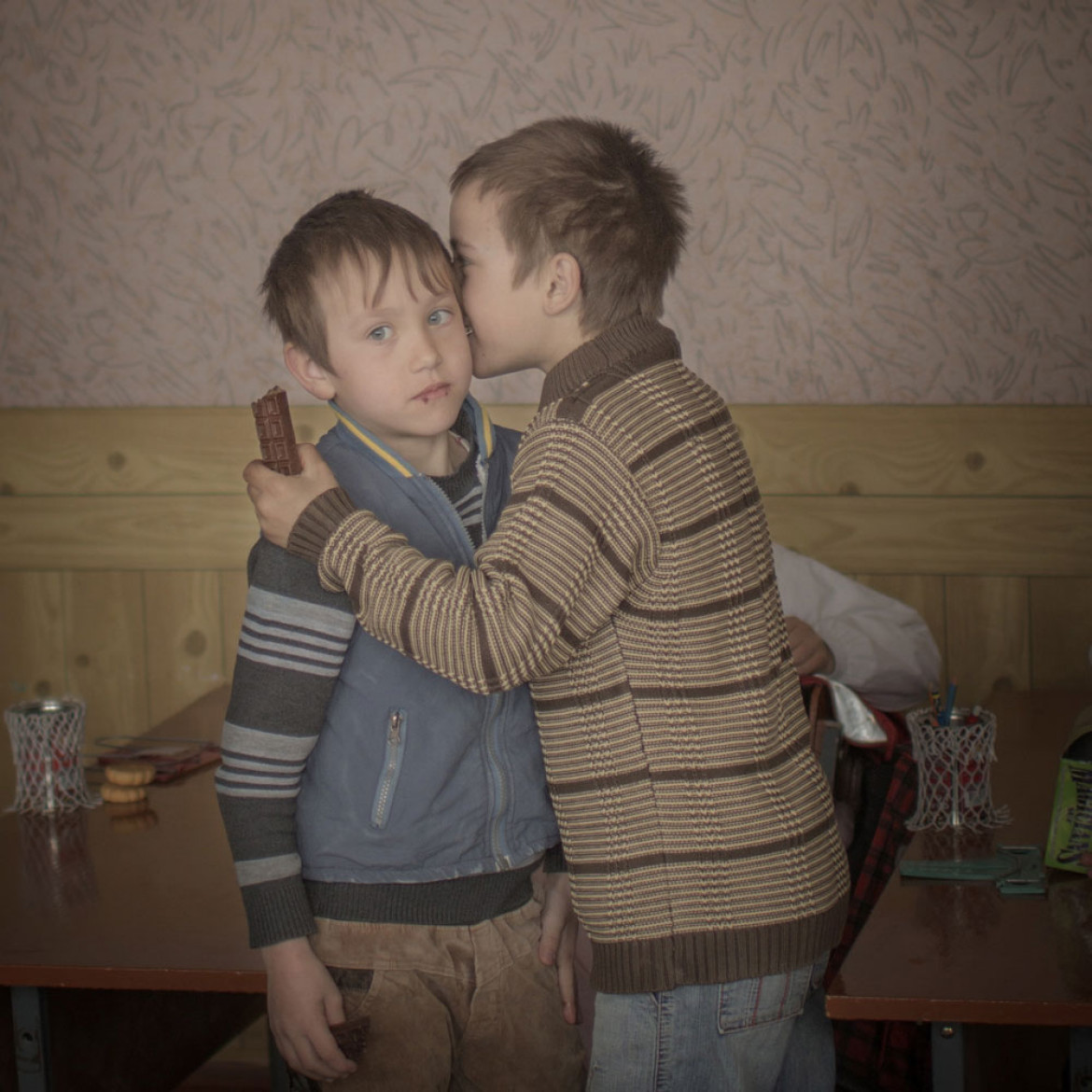 Bracia bliźniacy Igor i Artur rozdają czekoladki kolegom, świętując w ten sposób swoje dziewiąte urodziny. Gdy mieli dwa lata, ich matka wyjechała do pracy w Moskwie, po pewnym czasie zmarła. Chłopcy nie mają ojca. Są jednymi z tysięcy dzieci wychowujących się na mołdawskiej wsi bez rodziców. Fot. Åsa Sjöström, Szwecja, Moment Agency / INSTITUTE dla Socionomen / UNICEF