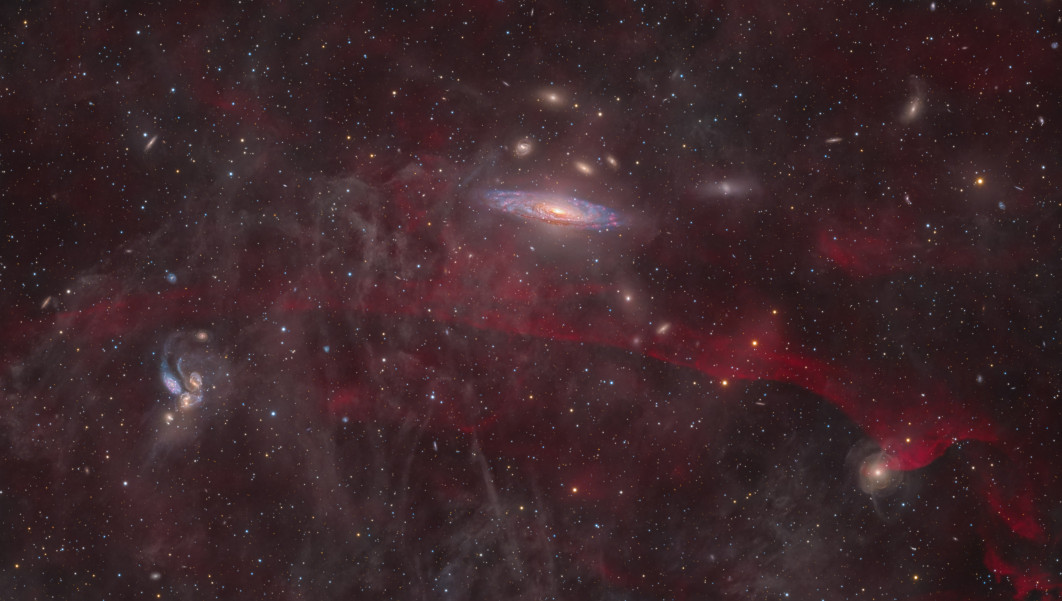 Fot. Deep Sky Collective, &quot;Cosmic Coincidences: Deer Lick and Stephan's Quintet on a Ribbon of H-alpha&quot;, 2. miejsce w kat. Galaxies / ZWO Astronomy Photographer of the Year 2025