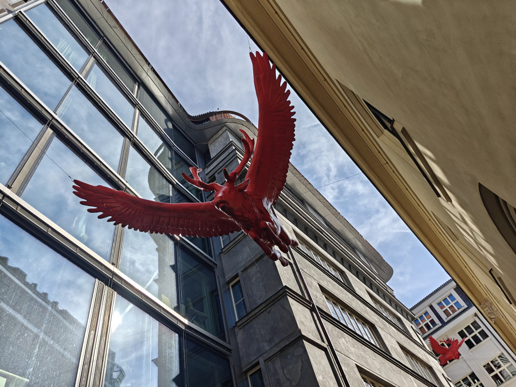 1/957 s, f/1.6, ISO 50, 6.1 mm