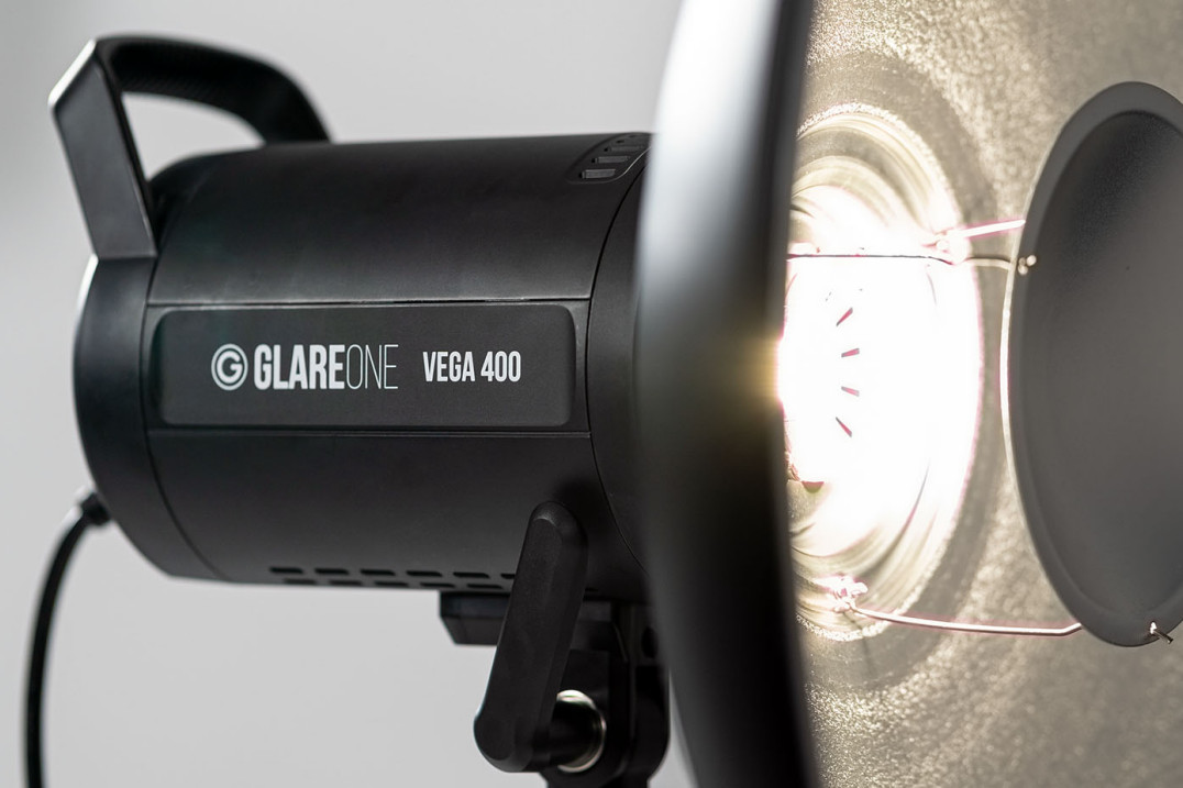 GlareOne Vega 400 - niedroga głowica studyjna z bezprzewodowym sterownikiem