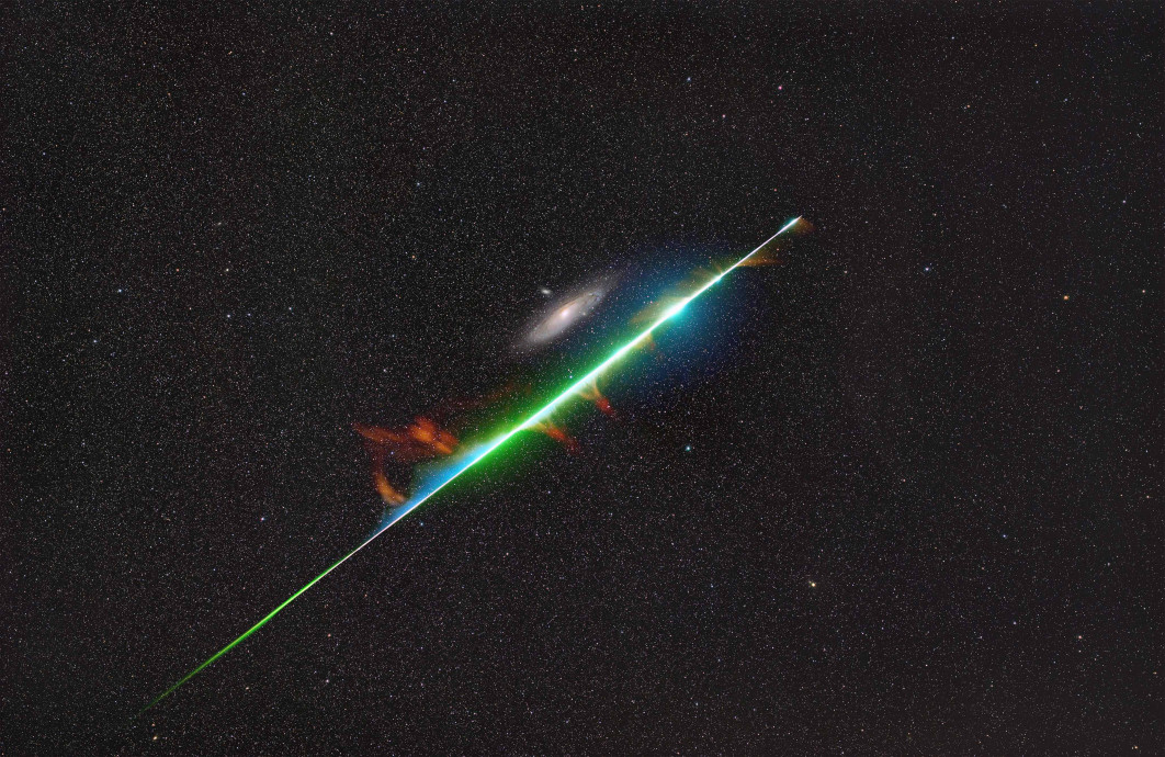 Fot. Yurui Gong, Xizhen Ruan, &quot;Encounter Across Light Years&quot;, nagroda specjalna The Sir Patrick Moore Prize for Best Newcomer / ZWO Astronomy Photographer of the Year 2025 

To zdjęcie ukazuje szczęśliwy moment, gdy jasny bolid z roju Perseidów przecina niebo,  zdając się muskać M31, czyli Galaktykę Andromedy.