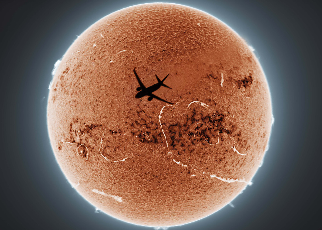 Fot. Zhang Yanguang, &quot;Instant and Eternal&quot;, wyróżnienie w  kat. People &amp; Space / ZWO Astronomy Photographer of the Year 2025