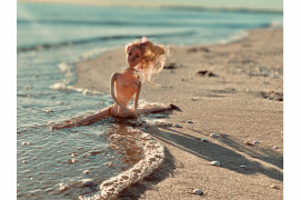 fot. Ela Kinowska, „Barbie - ready for a bath” z Albumu Sopot Beach, 2021