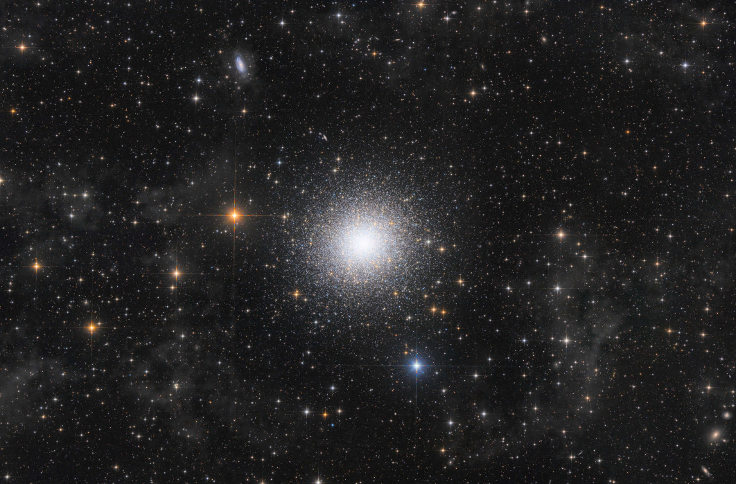 Fot. Julian Zoller, Jan Beckmann, Lukas Eisert, Wolfgang Hummel, &quot;M13: An Ultra-Deep Exposure of the Popular Cluster&quot;, 1. miejsce w kat. Stars &amp; Nebulae / ZWO Astronomy Photographer of the Year 2025