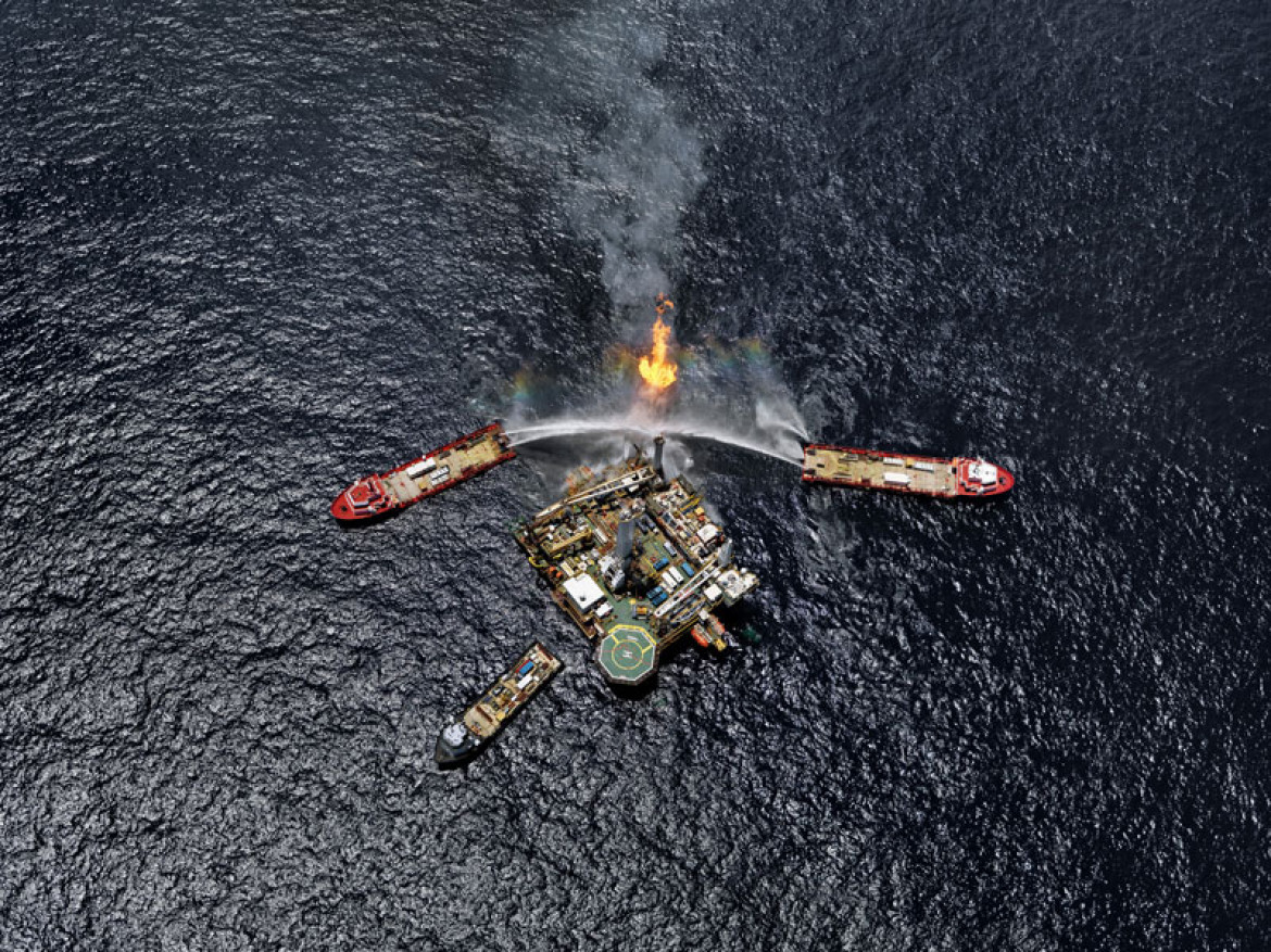 Oil Spill #5. Q4000. Drilling Platform. Gulf of Mexico. June 24  2010 (c) Edward Burtynsky. Courtesy Nicholas Metivier, Toronto. Stefan Röpke, Köln