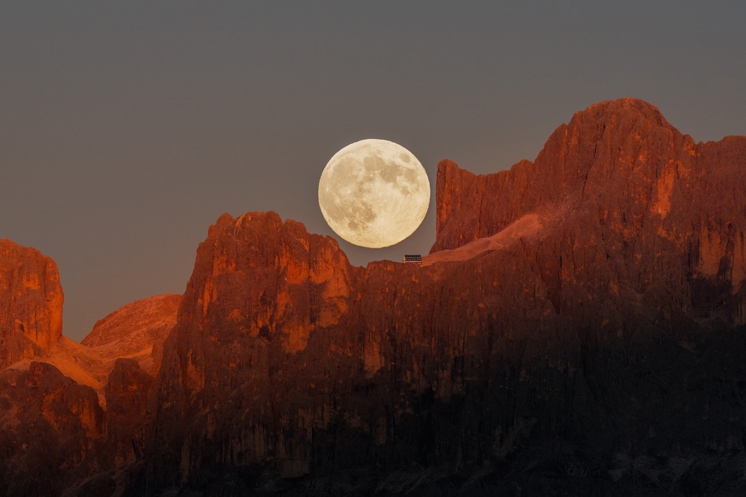 Fot. Fabian Dalpiaz, &quot;Moonrise Perfection Over the Dolomites&quot;, wyróżnienie w kat. Skyscapes / ZWO Astronomy Photographer of the Year 2025