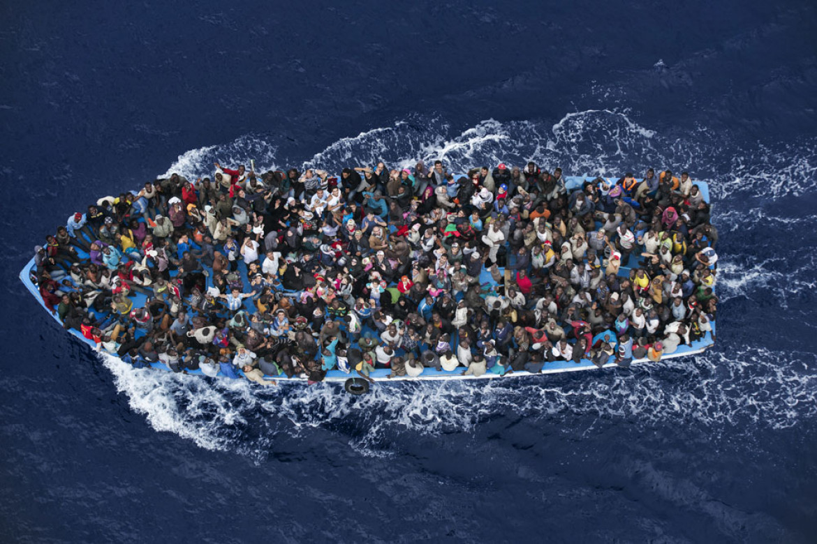 Operacja "Mare Nostrum" - łódź z uchodźcami uratowana przez włoską flotę, 7 czerwca. Fot. Massimo Sestini, Włochy