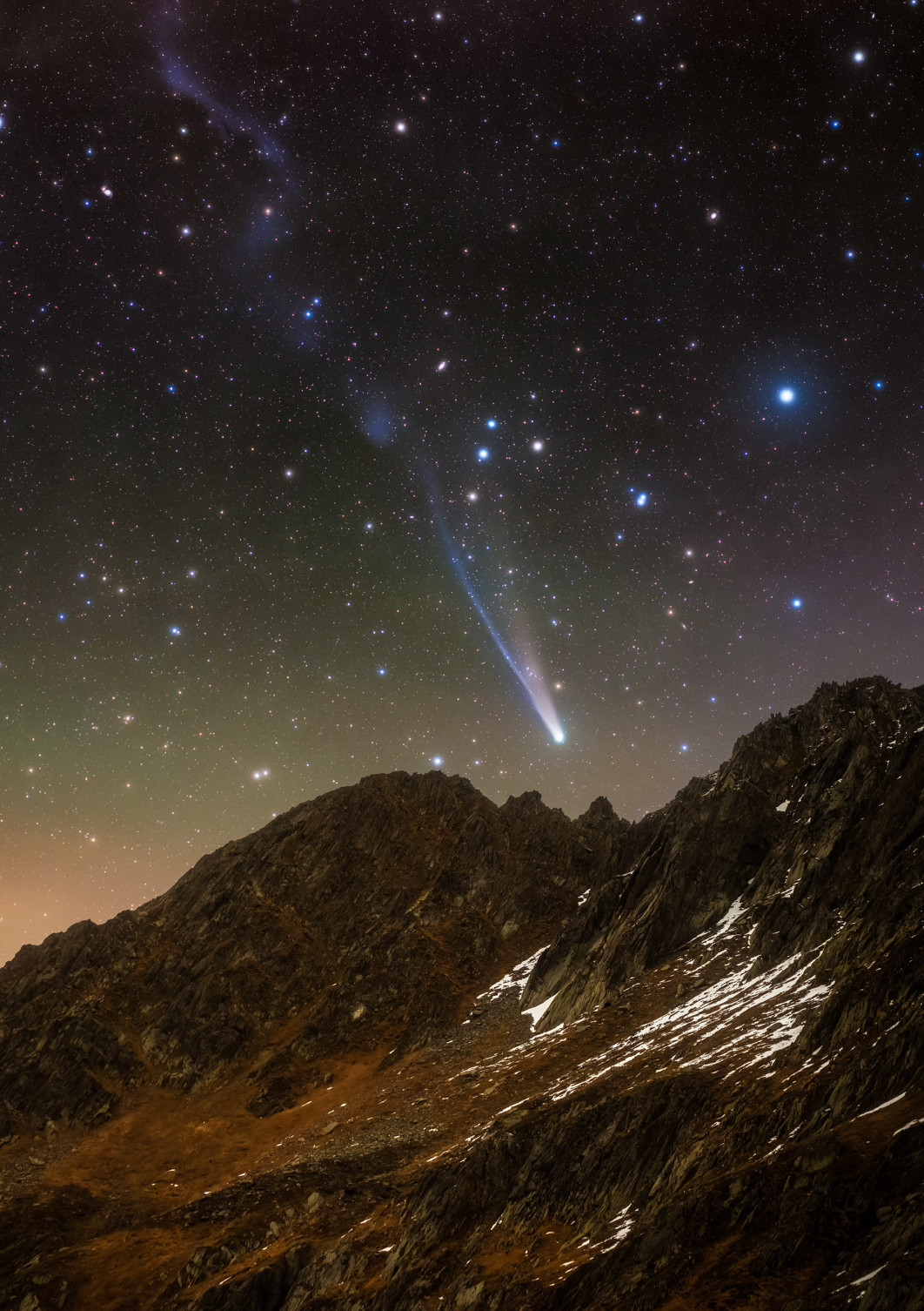 Fot. Jakob Sahner, "Comet C/2025 A6 (Lemmon) Over the Swiss Alps", nominacja w kat. Planets, Comets &amp; Asteroids / 