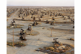 Oil Fields #19B. Belridge, California, USA 2003 (c) Edward Burtynsky. Courtesy Nicholas Metivier, Toronto. Stefan Röpke, Köln