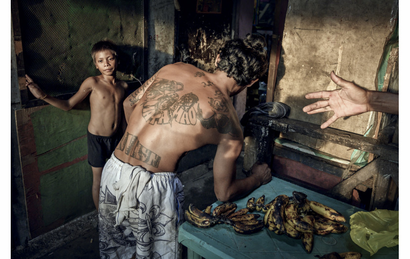 fot. Bernard Kwapiński, Happyland, Manila, FilipinyW 1995 roku władze Manili zamknęły przepełnione wysypisko śmieci, a pracujących tam ludzi przeniesiono na kawałek ziemi, który był składowiskiem odpadów żywności. Choć pozwolono zostać im jedynie na chwilę, nie opuścili tego miejsca i stworzyli jeden z największych slumsów, dający dzisiaj schronienie ponad 30. tysiącom mieszkańców. HAPPYLAND – ta oficjalna nazwa, powstała ze spontanicznie wymienionych liter w nazwie HAPILAN pochodzącej z lokalnego dialektu Visaian, a która w oryginale określała to miejsce jako ziemię cuchnącą. Historia jest zapisem zjawisk, które uznałem za najbardziej przejmujące, szczególnie tych, związanych z żyjącymi w tym nieszczęściu dziećmi.Bernard Kwapiński – fotograf z wykształcenia i zamiłowania. Absolwent Wydziału Fotografii Uniwersytetu w Dortmundzie (Visual Communication / Photography). Członek Press Club Polska oraz założyciel Fundacji Instytut Fotografii Fort, którą powołał w roku 2016 celem wspierania fotografii polskiej. Założyciel galerii fotograficznej działającej przy IFF, a także jedynej w Polsce, unikatowej czytelni fotograficznej na rzecz, której przekazał jedną z największych w kraju kolekcji książek fotograficznych. Publikował swoje prace w prasie zagranicznej i polskiej ( m.in. w National Geographic Polska) i prezentował swoje zdjęcia na portalach internetowych ( m.in. Lens Culture). Od trzech lat pracuje nad kilkoma długoterminowymi projektami, których celem będą publikacje książkowe.