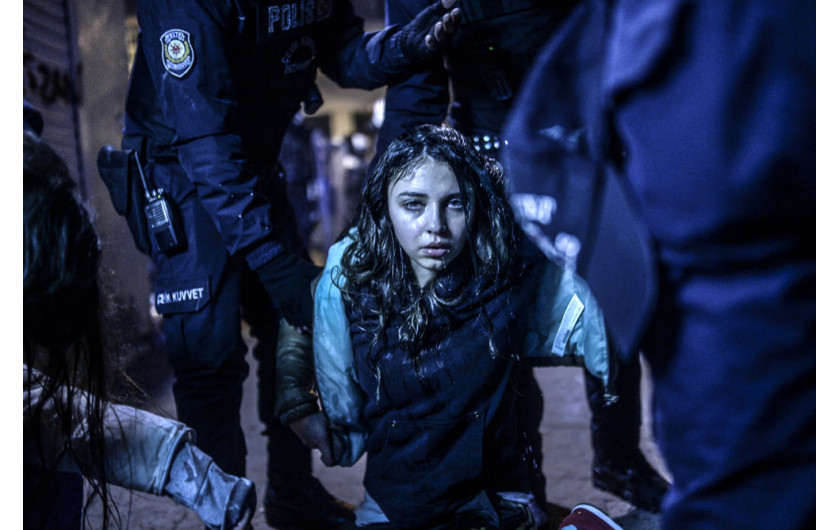 Młoda dziewczyna została ranna podczas starć między policją a protestantami, po pogrzebie Berkin Elvan, 15-letniego chłopca, który zmarł na skutek obrażeń poniesionych podczas zeszłorocznych protestów antyrządowych. W Ankarze policja użyła gazu łzawiącego i armatek wodnych, podczas gdy w Stambule, tłumy krzyczących antyrządowe slogany ludzi szły na pogrzeb Berkin Elvan. Stambuł, 12 marca. Fot. Bulent Kilic, Turcja, Agence France-Presse