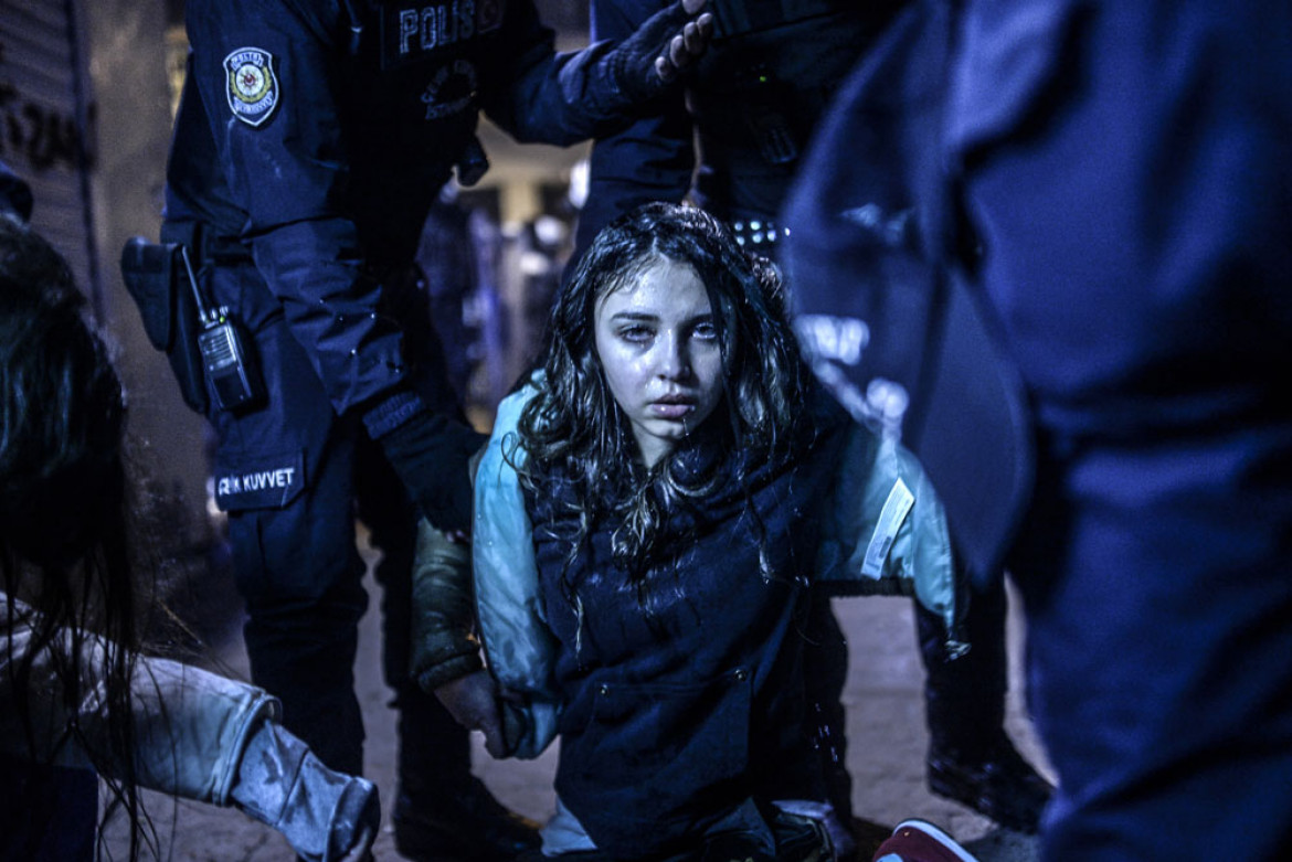 Młoda dziewczyna została ranna podczas starć między policją a protestantami, po pogrzebie Berkin Elvan, 15-letniego chłopca, który zmarł na skutek obrażeń poniesionych podczas zeszłorocznych protestów antyrządowych. W Ankarze policja użyła gazu łzawiącego i armatek wodnych, podczas gdy w Stambule, tłumy krzyczących antyrządowe slogany ludzi szły na pogrzeb Berkin Elvan. Stambuł, 12 marca. Fot. Bulent Kilic, Turcja, Agence France-Presse