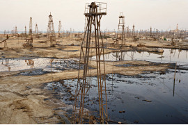 SOCAR Oil Fields #9. Baku, Azerbaijan. 2006 (c) Edward Burtynsky. Courtesy Nicholas Metivier, Toronto. Stefan Röpke, Köln