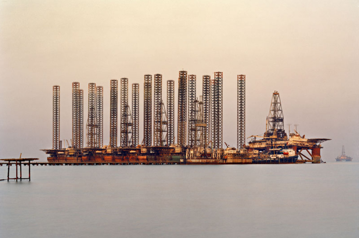 SOCAR Oil Fields #6. Baku, Azerbaijan. 2006 (c) Edward Burtynsky. Courtesy Nicholas Metivier, Toronto. Stefan Röpke, Köln