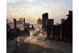 Shipbreaking #13. Chittagong, Bangladesh. 2000 (c) Edward Burtynsky. Courtesy Nicholas Metivier, Toronto. Stefan Röpke, Köln