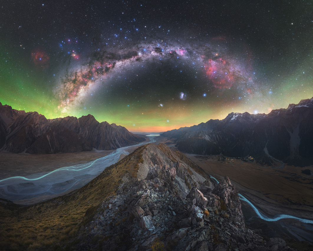 Fot. Tom Rae, &quot;The Ridge&quot;, 1. miejsce w kat. Skyscapes / ZWO Astronomy Photographer of the Year 2025
