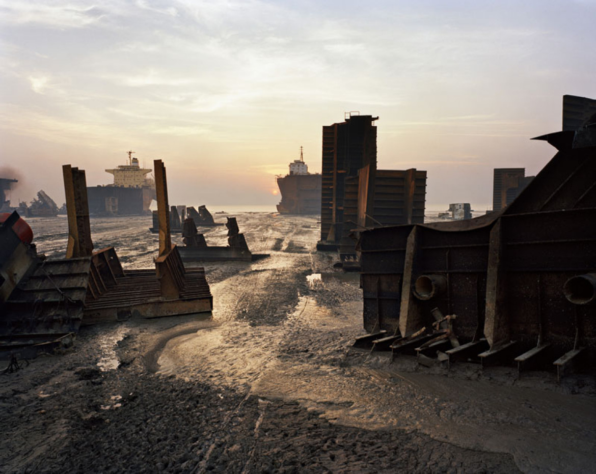 Shipbreaking #13. Chittagong, Bangladesh. 2000 (c) Edward Burtynsky. Courtesy Nicholas Metivier, Toronto. Stefan Röpke, Köln